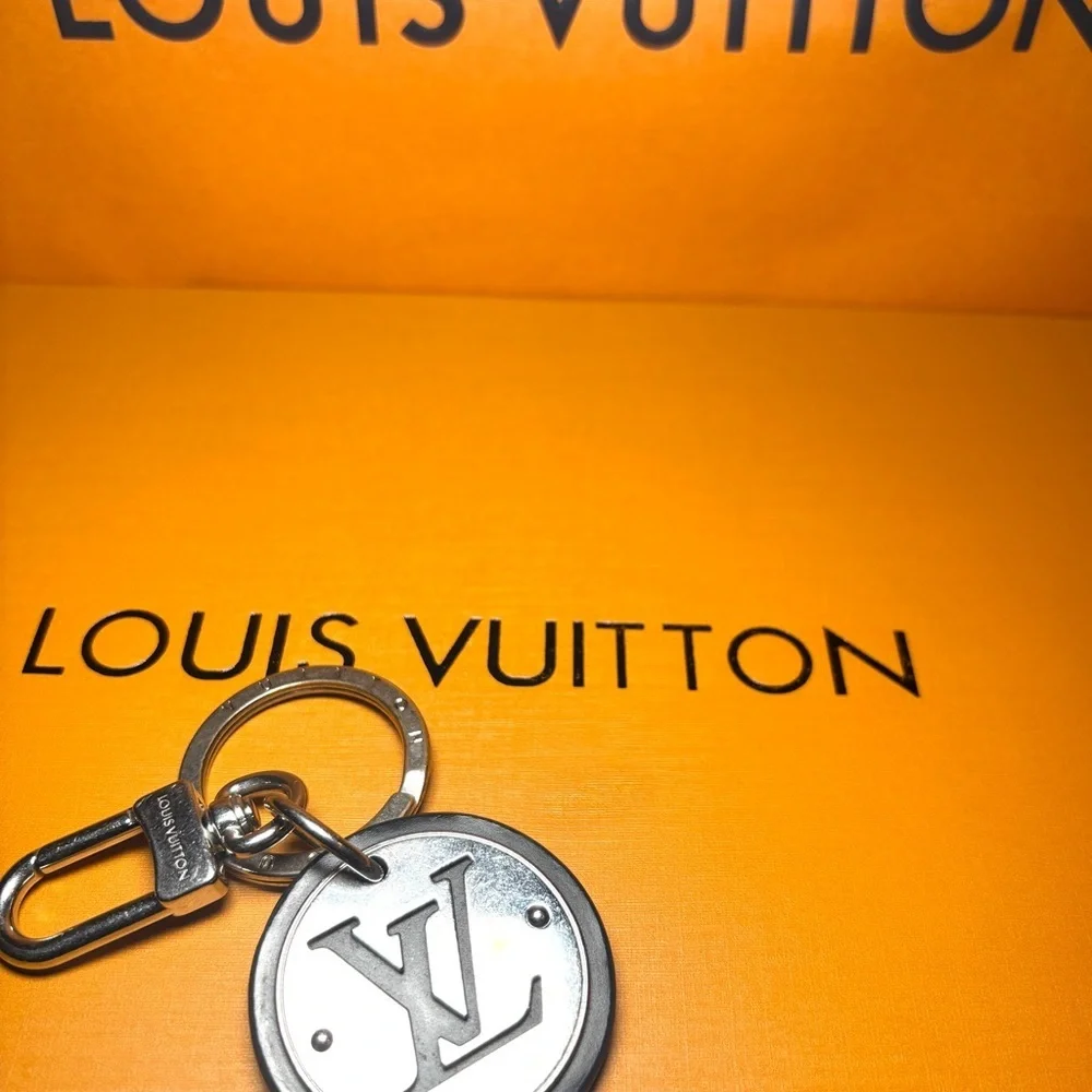 Louis Vuitton LV Circle Keychain / Bag Charm – Authentic - Picture 9 of 12